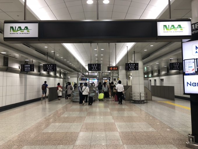 鉄道乗車記録の写真:旅の思い出(6)        「空港第２ビル駅から成田空港内へ。」