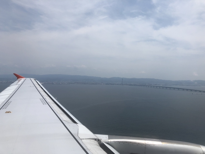 鉄道乗車記録の写真:旅の思い出(1)          「関西空港に向かって降下するジェットスター・ジャパンGK205便。（機窓に関西空港連絡橋）」