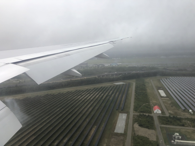 鉄道乗車記録の写真:旅の思い出(1)          「ANA061便は悪天候で一度着陸復行したあと、遅れて新千歳空港に着陸。」