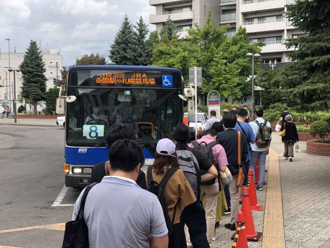 鉄道乗車記録の写真:旅の思い出(4)        「桑園駅から送迎バスで札幌競馬場へ。」