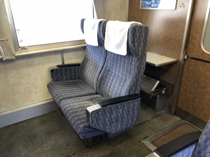 鉄道乗車記録の写真:車内設備、様子(9)        「グリーン車のシート。」