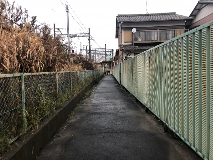 鉄道乗車記録の写真:駅舎・駅施設、様子(1)        「笠松駅へと続く線路脇の細い通路。」