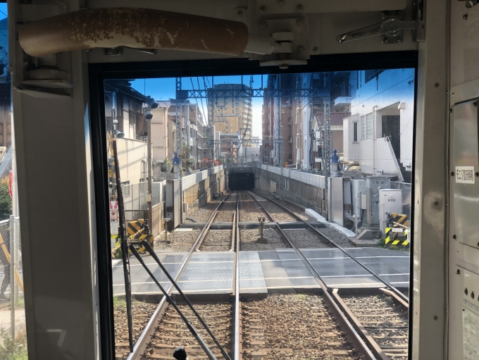 鉄道乗車記録の写真:車窓・風景(11)        「高架から地上に降り。踏切挟んで地下区間へ。」