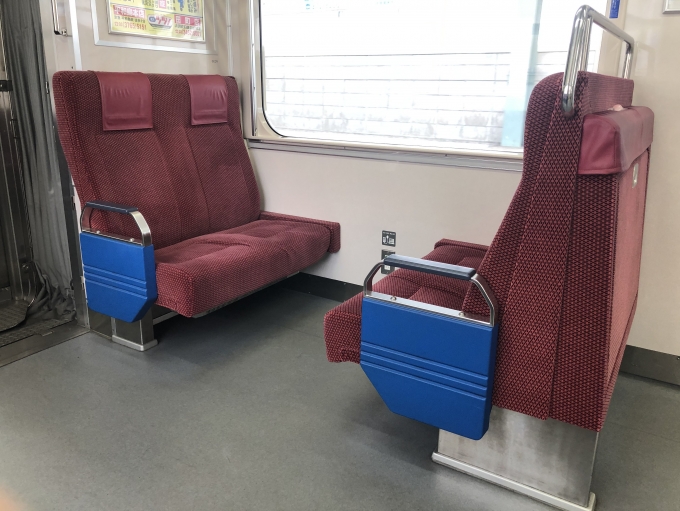 鉄道乗車記録の写真:車内設備、様子(5)        「金沢八景で空いたので移動した車端部のクロスシート。」