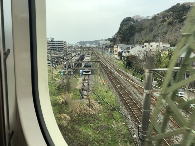鉄道乗車記録の写真:車窓・風景(4)        「一番右側の木立に入っていく単線が総合車両製作所横浜事業所へと続く専用線。」