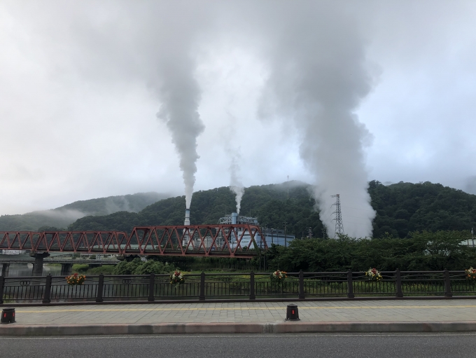 鉄道乗車記録の写真:旅の思い出(1)        「早朝から煙を上げる日本製鉄の工場。」