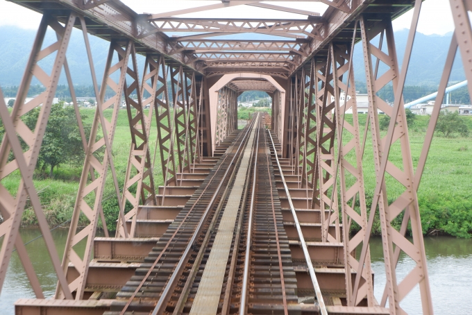 鉄道乗車記録の写真:車窓・風景(4)        「最上川橋梁は、日本で現存する最古の鉄道橋で、元々は明治20年（1887年）に完成し東海道本線木曽川橋梁の一部。」