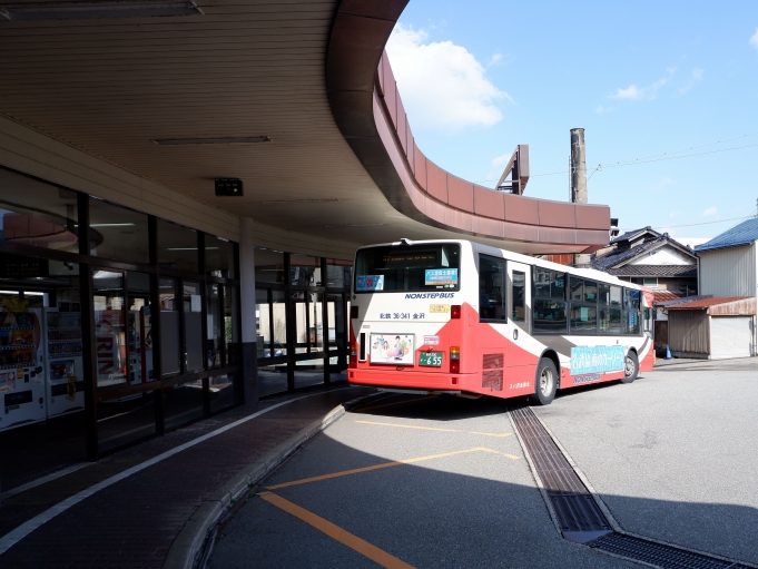 鉄道乗車記録の写真:駅舎・駅施設、様子(5)        「野町駅から金沢市内方面の連絡バスに乗車。」