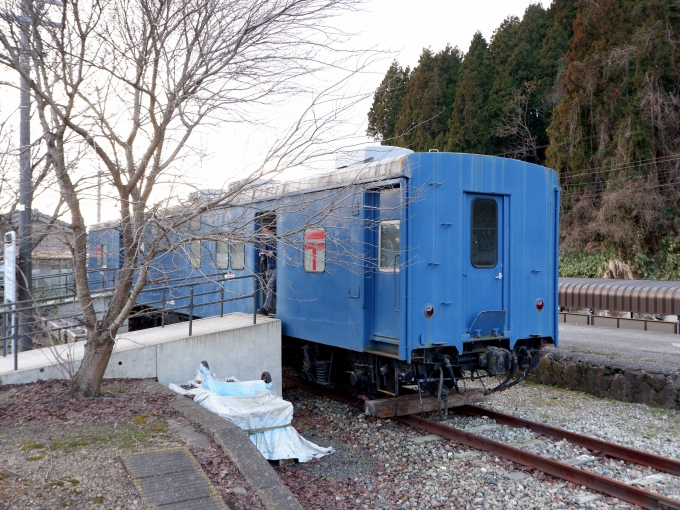 鉄道乗車記録の写真:旅の思い出(5)        「能登中島駅に静態保存されて忌め、旧国鉄郵便車「オユ10 2565」。」