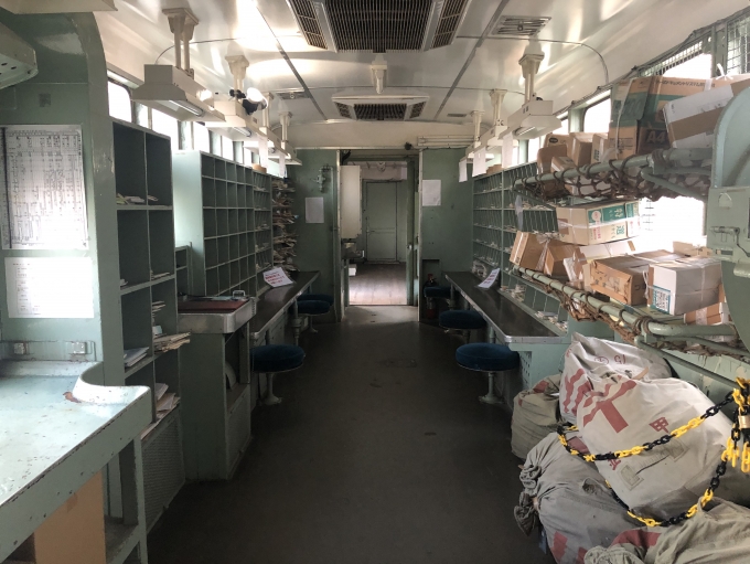鉄道乗車記録の写真:旅の思い出(6)        「能登中島駅に静態保存されて忌め、旧国鉄郵便車「オユ10 2565」の車内を見学できます。」