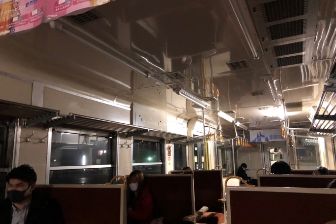鉄道乗車記録の写真:車内設備、様子(3)        「津幡駅手前のデッドセクション通過中。」