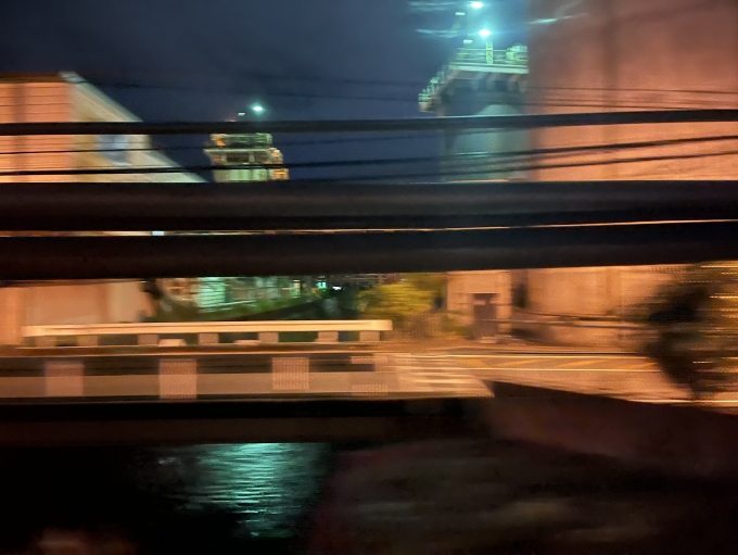 鉄道乗車記録の写真:車窓・風景(16)        「このあたり、工場の夜景を見るために車内減光してくれる。」