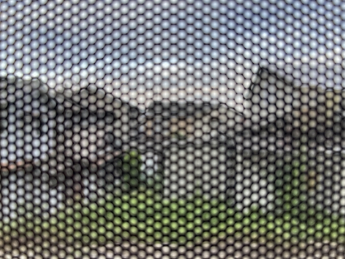 鉄道乗車記録の写真:車窓・風景(3)        「窓に貼られたシートのお陰で、肉眼で景色はまぁまぁ見られるが、スマートフォンのカメラで写真を撮るとこういう状態。
なので、最前部に経って景色を見ることに。」