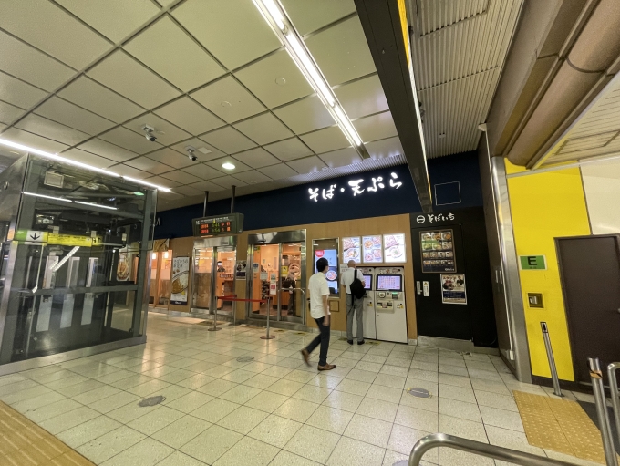 鉄道乗車記録の写真:駅舎・駅施設、様子(3)        「JR新宿駅南改札内「そばいち新宿」。」