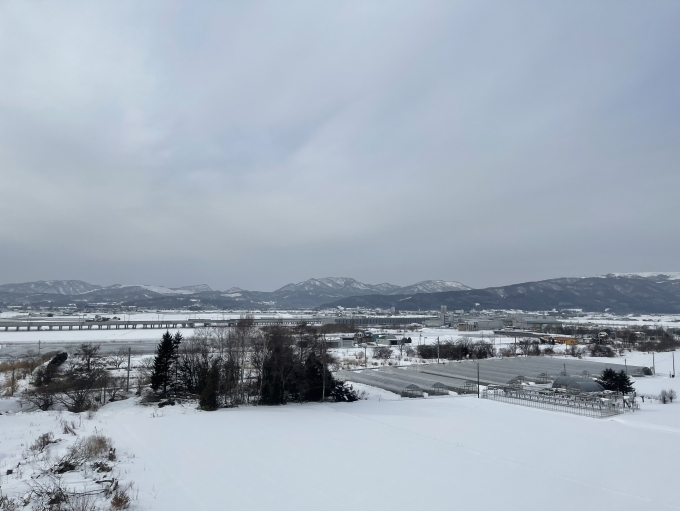 鉄道乗車記録の写真:車窓・風景(6)        「遠くに本線と、その向こうに北海道新幹線を望む。」
