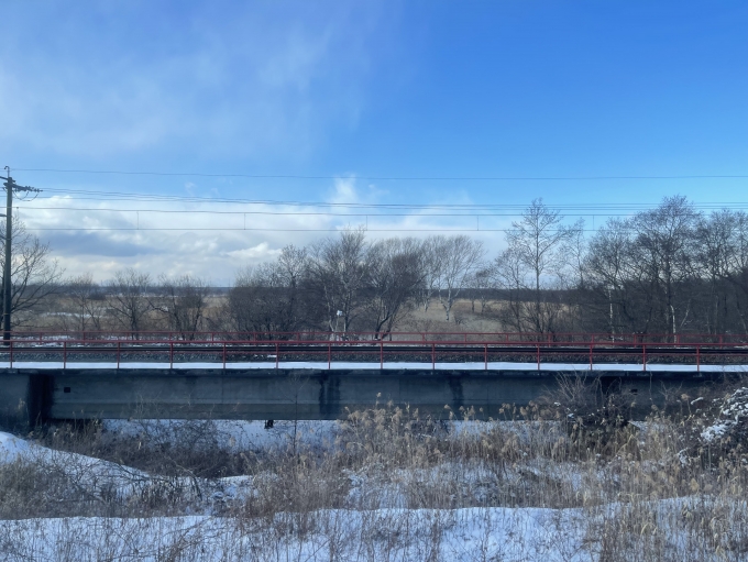 鉄道乗車記録の写真:車窓・風景(2)        「発車後暫くは、電化している千歳線と併走。」