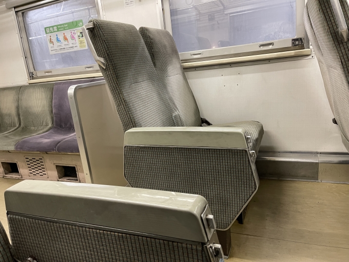 鉄道乗車記録の写真:車内設備、様子(2)        「元0系新幹線のシート。」