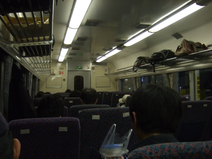 鉄道乗車記録の写真:車内設備、様子(3)     「1本前の列車が品川駅で人身事故があり、1時間以上遅れた。その品川駅に着いた時、指定席券を持っていなさそうなサラリーマンが大量に乗車し、ほぼ満席に。」