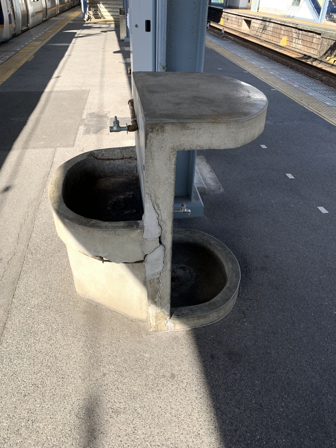 鉄道乗車記録の写真:駅舎・駅施設、様子(2)        「関東ではあまり見かけないカタチの水飲み場。」