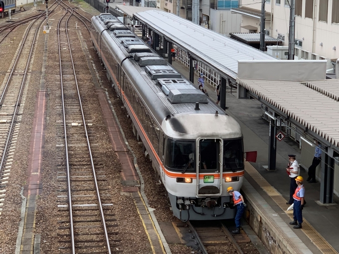 鉄道乗車記録の写真:乗車した列車(外観)(1)        「富山方面からの編成。高山駅で増結します。」