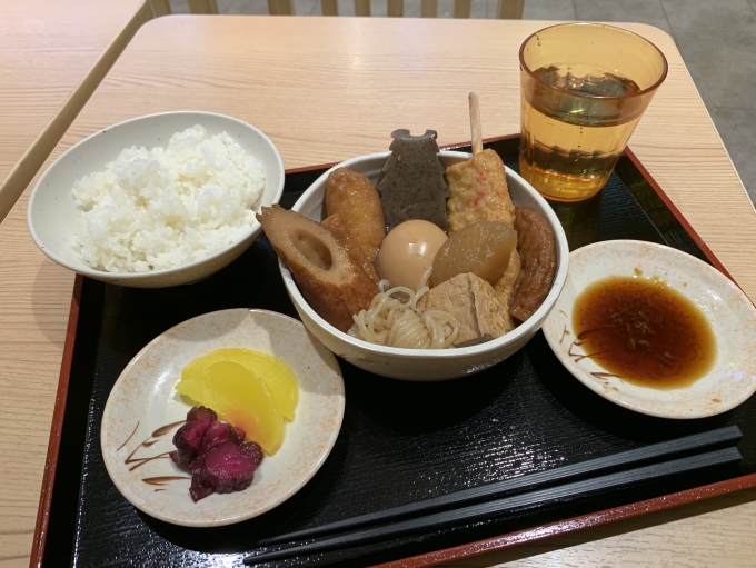 鉄道乗車記録の写真:駅弁・グルメ(1)          「駅構内の姫路おでん。
生姜醤油を付けて食べる。」