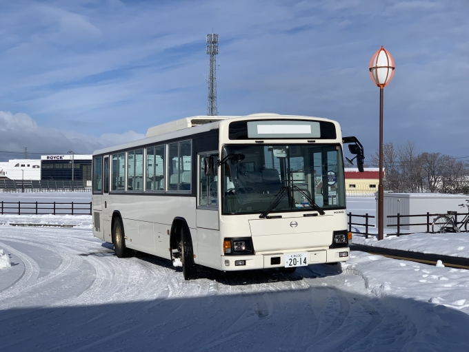 鉄道乗車記録の写真:旅の思い出(9)        「ロイズ工場行き無料シャトルバス。
奥に見えるのが工場なので、泥濘や凍結が無ければ歩いてもさほど掛からない。」