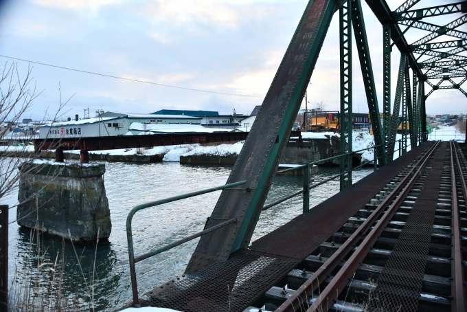 鉄道乗車記録の写真:旅の思い出(6)        「増毛へ向かう鉄橋の隣にはもうひとつ橋脚。こちらはかつての道路用。」