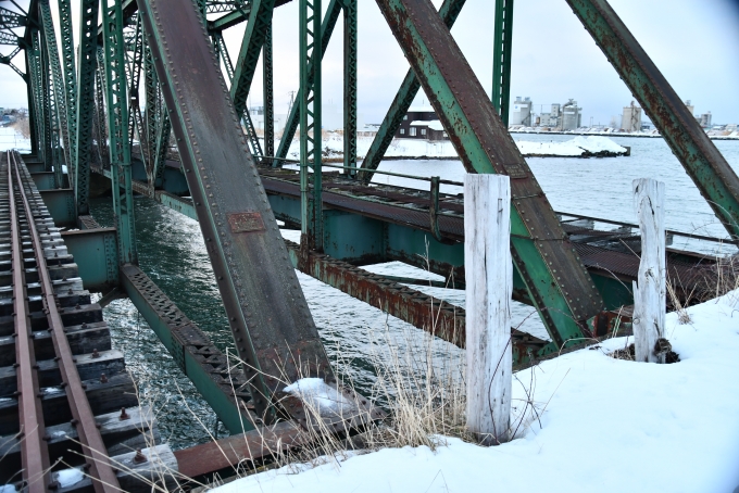 鉄道乗車記録の写真:旅の思い出(7)        「港寄りにはかつての臨港線の鉄橋。こちらはレールが剥がされている。」