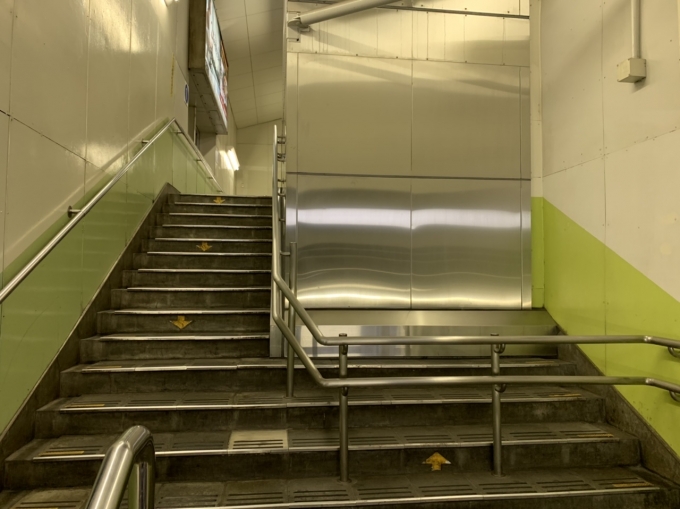鉄道乗車記録の写真:駅舎・駅施設、様子(1)        「ELV増設して階段が狭くなってます。」