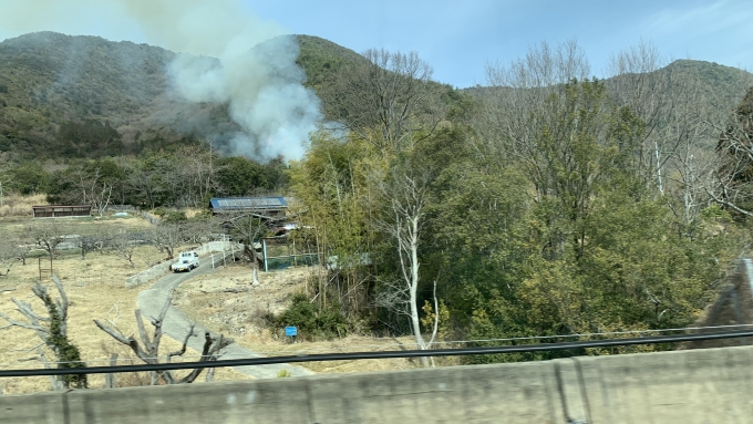 鉄道乗車記録の写真:車窓・風景(4)        「山火事っぽいんですけど。
赤穂市の辺り。」