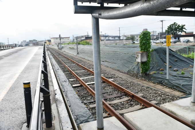 鉄道乗車記録の写真:駅舎・駅施設、様子(8)        「踏切の反対側は・・・一部線路が残っています！」