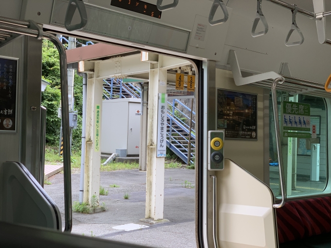 鉄道乗車記録の写真:駅名看板(5)        「以前ＴＶ番組で某団長が”ここで下車する地元住人”を待ってましたね。」