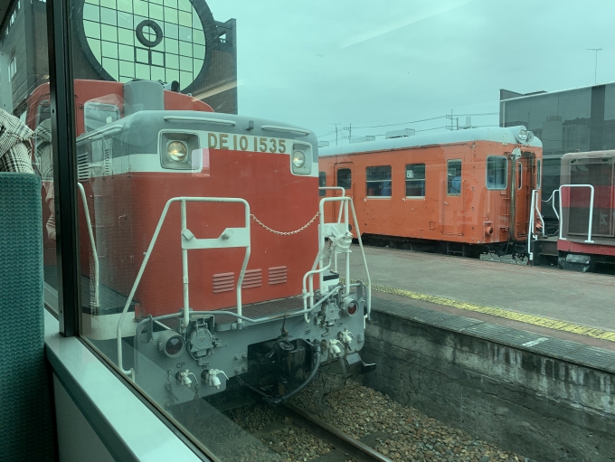 鉄道乗車記録の写真:車窓・風景(4)        「折り返しＳＬ列車になる客車を牽引するＤＥ１０。
後に下館で再会する事になります。」
