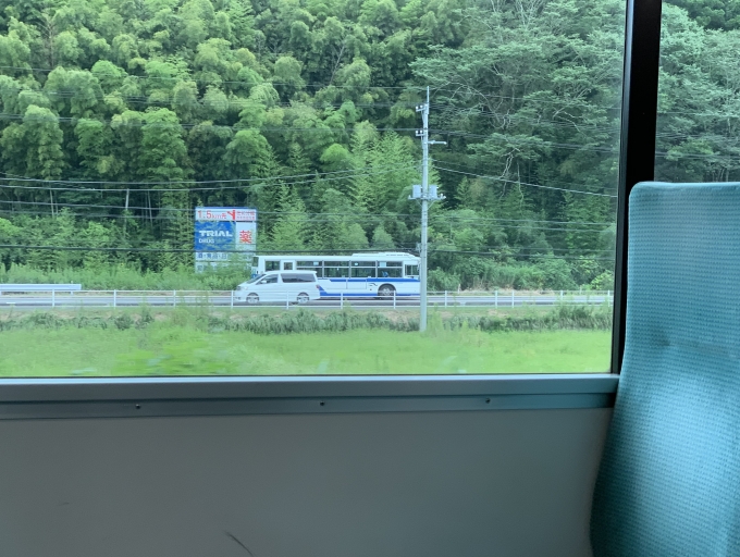 鉄道乗車記録の写真:車窓・風景(5)        「並走するバス。」