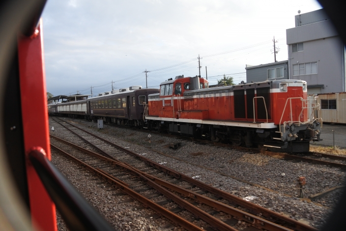 鉄道乗車記録の写真:車窓・風景(4)        「アチラもトロッコ列車。
中間の車両は元京王５０００系。」