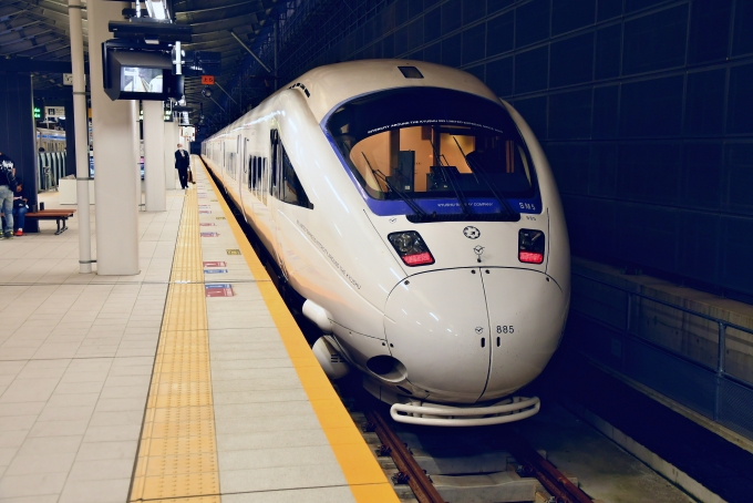鉄道乗車記録の写真:乗車した列車(外観)(2)        「福岡空港のラストフライトにはこれに乗らないと間に合わない。」