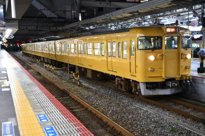 鉄道乗車記録の写真:列車・車両の様子(未乗車)(4)        「すぐにホテルに行くのは勿体ない。
岡山駅で撮影タイム。

地元では見られない黄色い電車が沢山！」