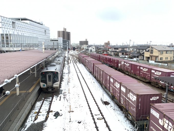 鉄道乗車記録の写真:駅舎・駅施設、様子(2)        「待ち時間の間に跨線橋から。」