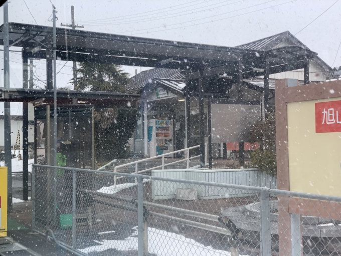 鉄道乗車記録の写真:駅舎・駅施設、様子(1)        「駅舎。

この時間帯、雪がピークでした。」
