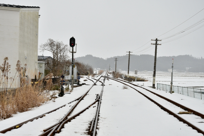鉄道乗車記録の写真:駅舎・駅施設、様子(3)        「乗り継ぎ時間に踏切まで歩いてみた。
小牛田方面。」