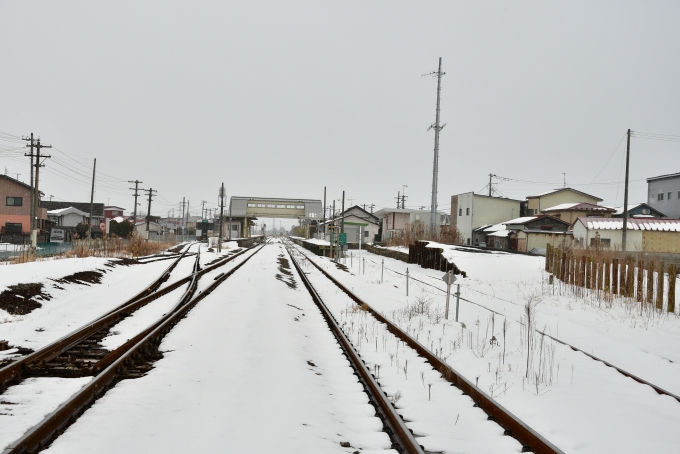 鉄道乗車記録の写真:駅舎・駅施設、様子(4)        「踏切から前谷地駅構内を望む。」