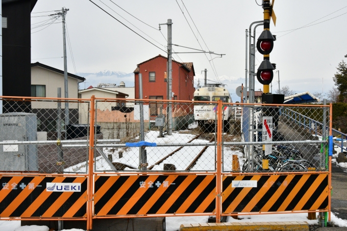 鉄道乗車記録の写真:駅舎・駅施設、様子(5)        「松本寄りの踏切にフェンスが設けられています。」