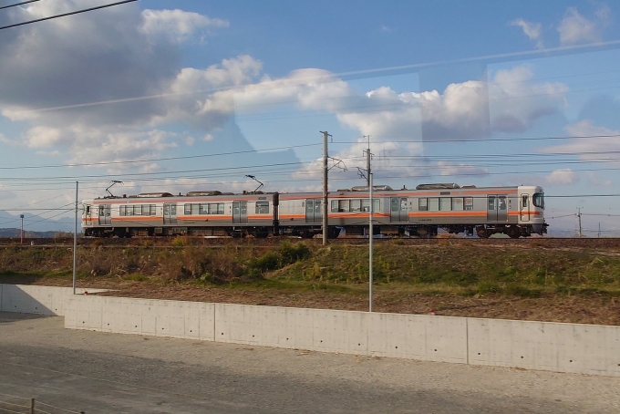 鉄道乗車記録の写真:車窓・風景(4)        「並行する本線を疾走する313系♪」