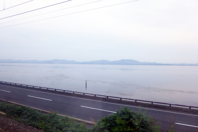 鉄道乗車記録の写真:車窓・風景(12)        「宍道湖が見えてくると旅もフィナ－レ」