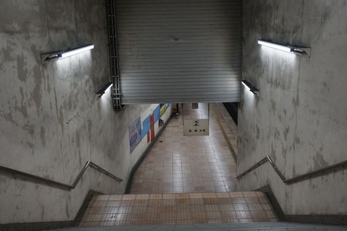 鉄道乗車記録の写真:駅舎・駅施設、様子(4)        「2番線長野方面に降りる階段」