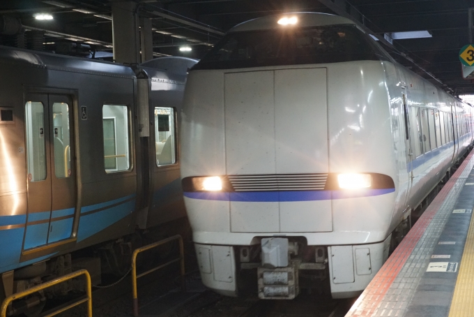 鉄道乗車記録の写真:乗車した列車(外観)(2)        「JR西日本 クハ683-701
乗車前に撮影」