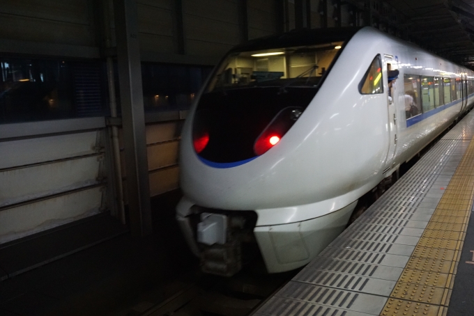 鉄道乗車記録の写真:乗車した列車(外観)(12)        「JR西日本 クロ683-3
降車後に撮影」