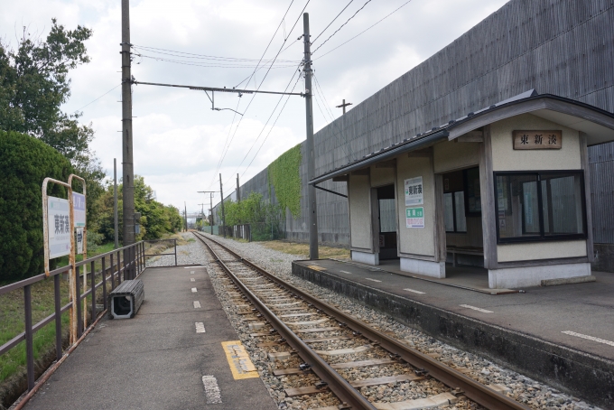 鉄道乗車記録の写真:駅舎・駅施設、様子(8)        「東新湊停留場の駅舎」