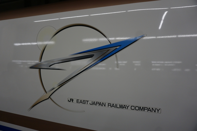 鉄道乗車記録の写真:乗車した列車(外観)(7)        「北陸新幹線E7系マークデザイン」