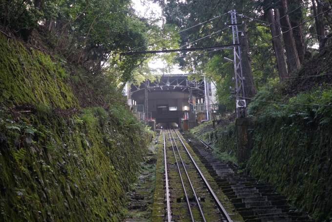 鉄道乗車記録の写真:車窓・風景(3)        「奥がケーブル比叡駅」